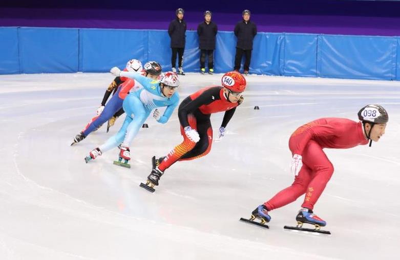 短道小将不惧世界冠军,张为智混合接力上演帅气反超