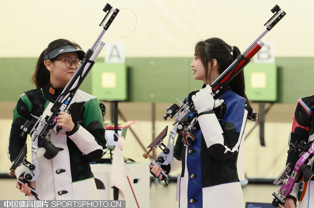 黄右 韩左.jpeg 黄右 韩左.jpeg