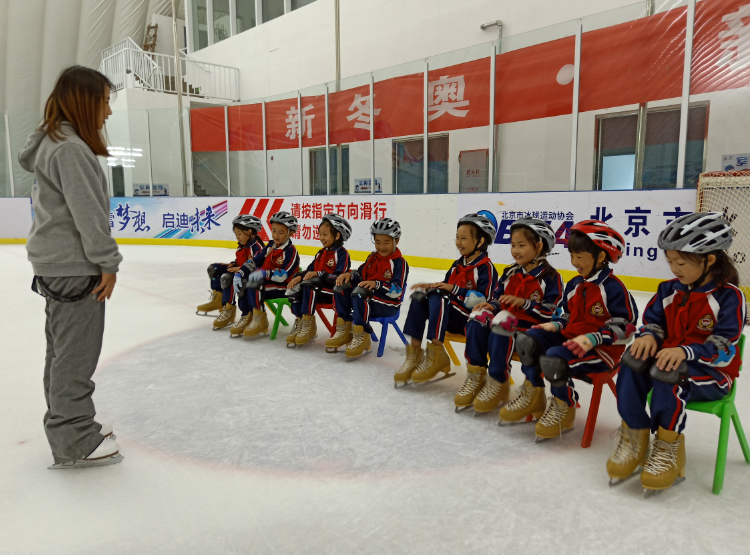 北京市石景山区红旗小学:冰雪在红旗下生根