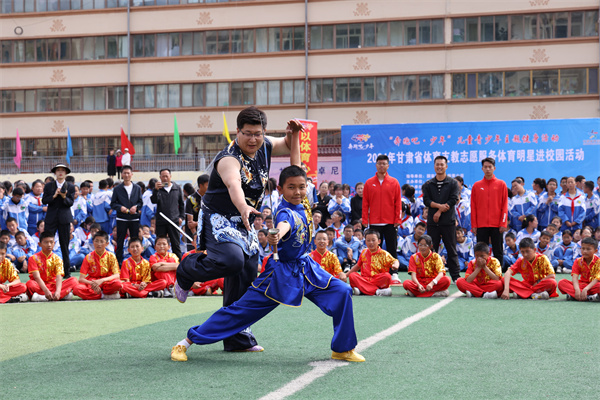 张云龙与当地学生一起学习武术动作1.jpg