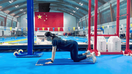 青少年游泳热身运动05.gif
