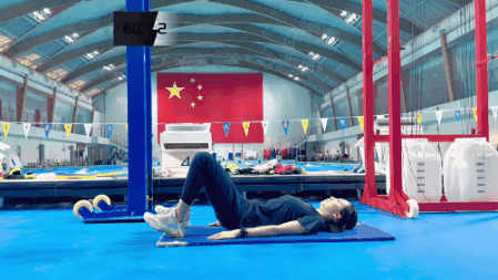 青少年游泳热身运动20.gif