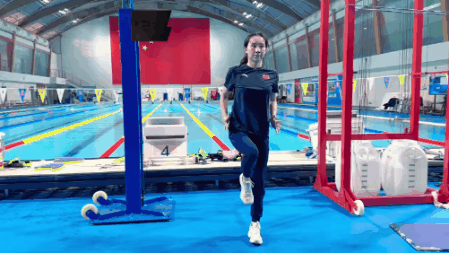 青少年游泳热身运动27.gif