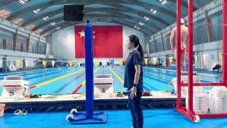 青少年游泳热身运动28.gif