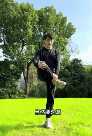 齐广璞热身16.gif