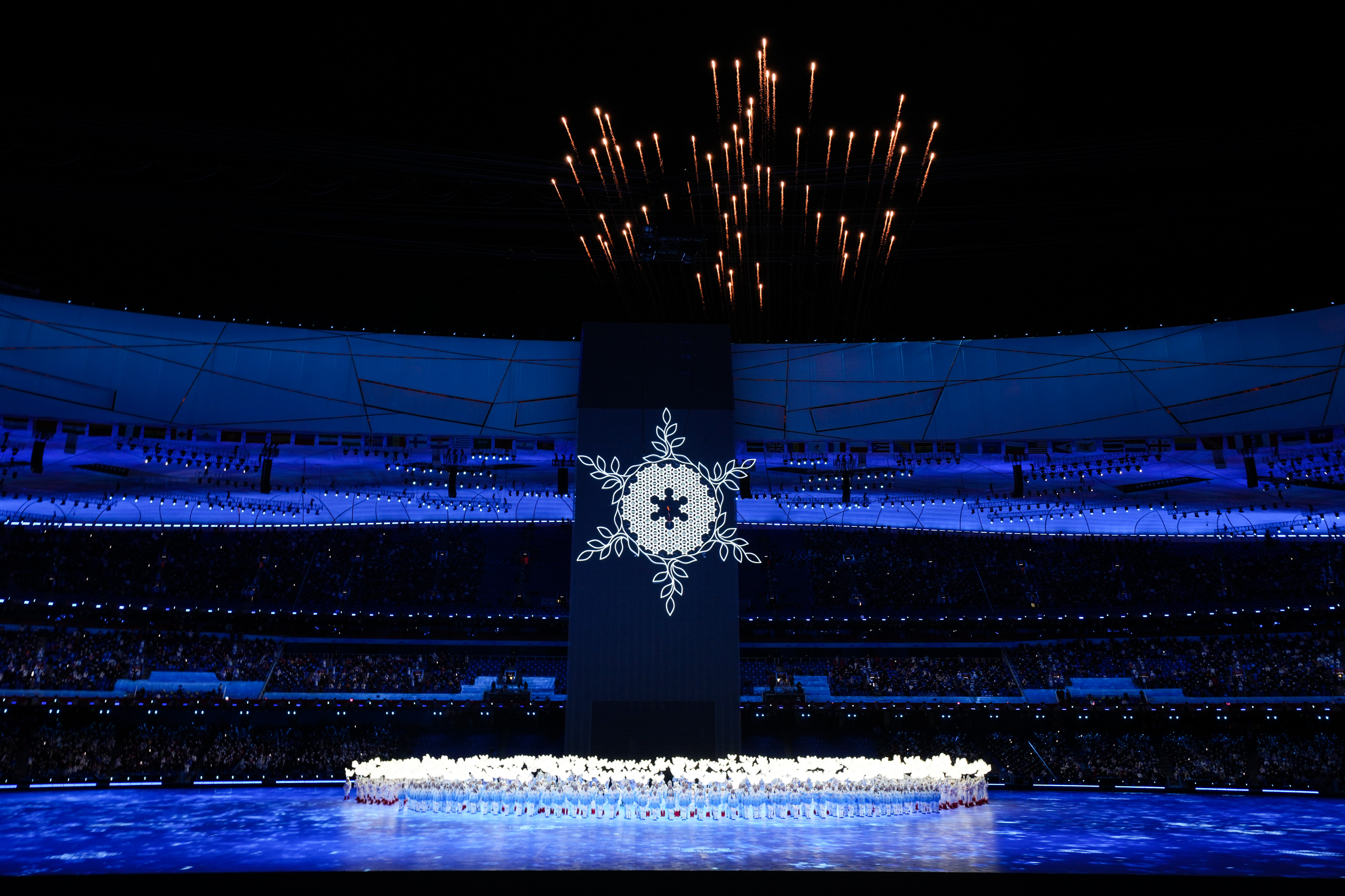 北京冬奥开幕式上七位火炬手为何年龄横跨半世纪？_冬奥 _ 文汇网